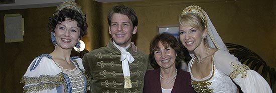 v.l.n.r.: Mara Kekkovács, Karóly Peller, die ungarische Genralkonsulin, Frau Maria Báranyi und eine weitere Mitwirkende der Budapester Operettengala (Foto: Ingrid Grossmann)